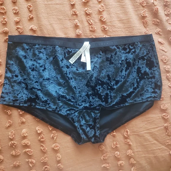 Crushed Velvet Shortie - Picture 5 of 6